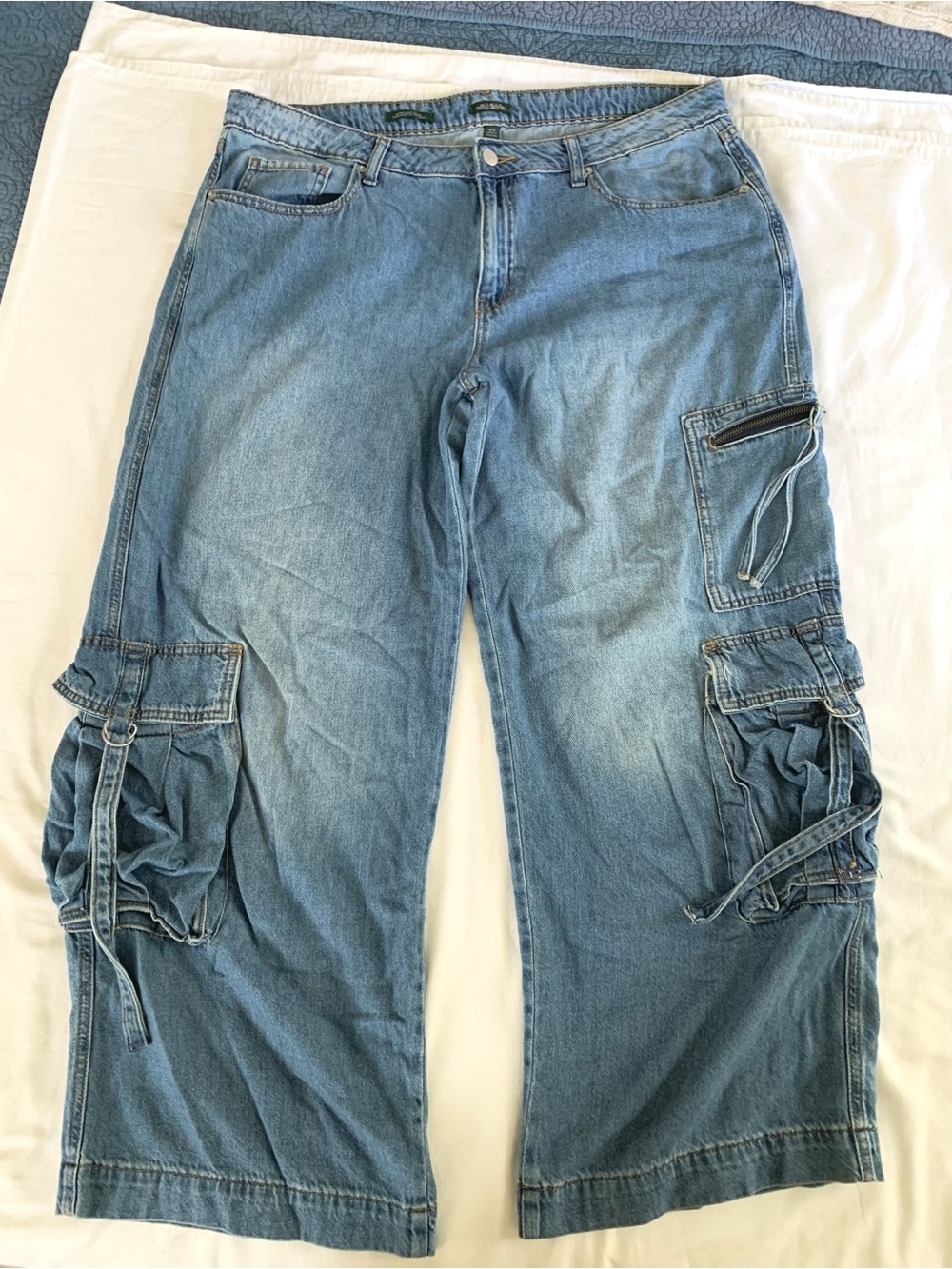 Wild Fable Mid-Rise Baggy Cargo Jeans. Wide Leg. Size 16